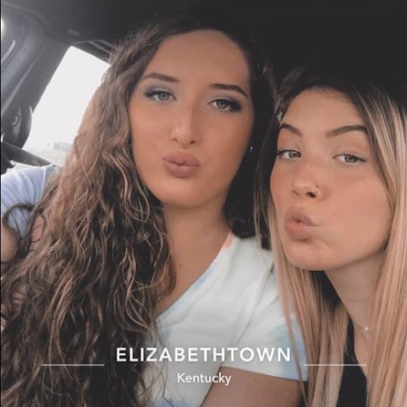 Meet your Posher, Allyssa - Picture 2 of 5